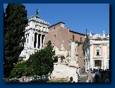 ruiterbeelden  met paleis V.E. op de achtergrond en rechts het plein met het ruiterstandbeeld van Marcus Aurelius�